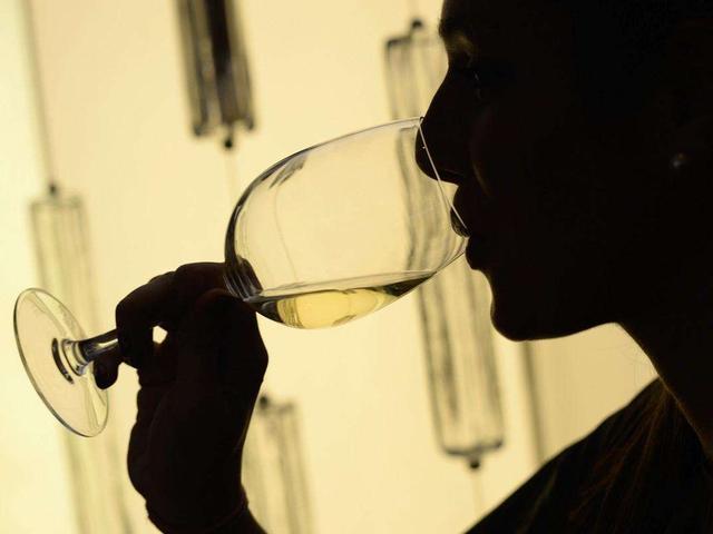 经常喝一点酒和偶尔喝醉,哪个更伤身?千万级研究给出