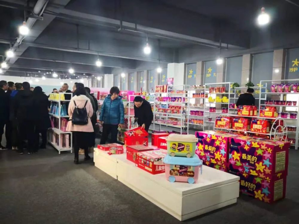 日升展厅里摆满了五光十色的烟花