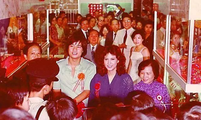 1977年,甄妮嫁给了香港名人乡绅张人龙的小儿子张富声.