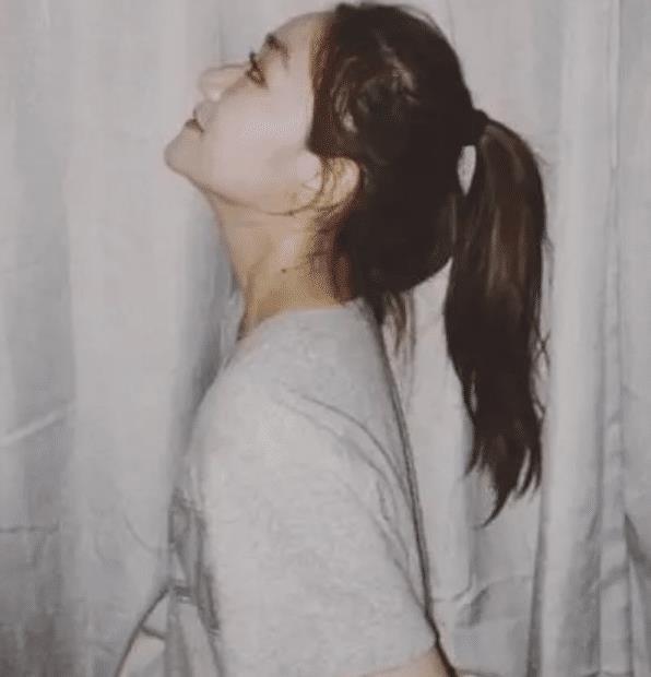 被孙俪妹妹美到了!梳起高马尾好青春,侧颜跟姐姐一模一样