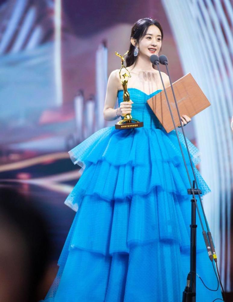 赵丽颖太美了!天蓝色抹胸礼服裙清新雅致,穿出身材好比例