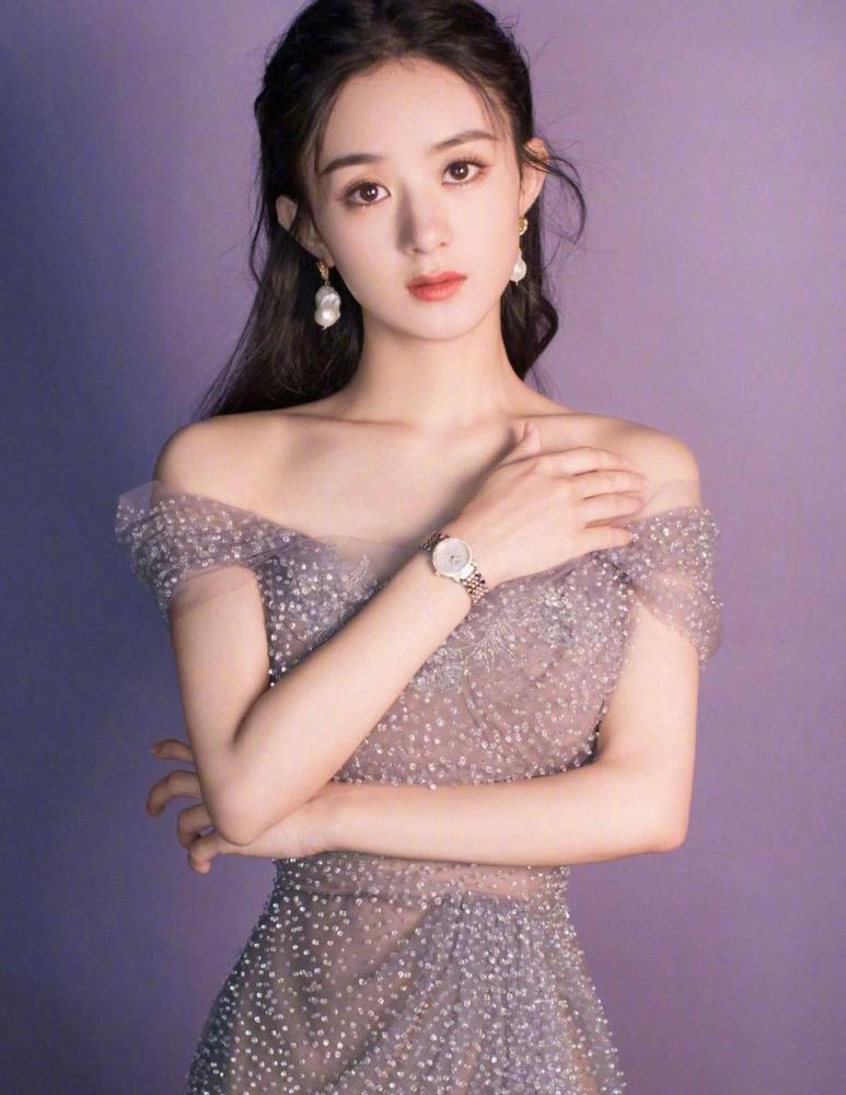 赵丽颖太美了!天蓝色抹胸礼服裙清新雅致,穿出身材好比例