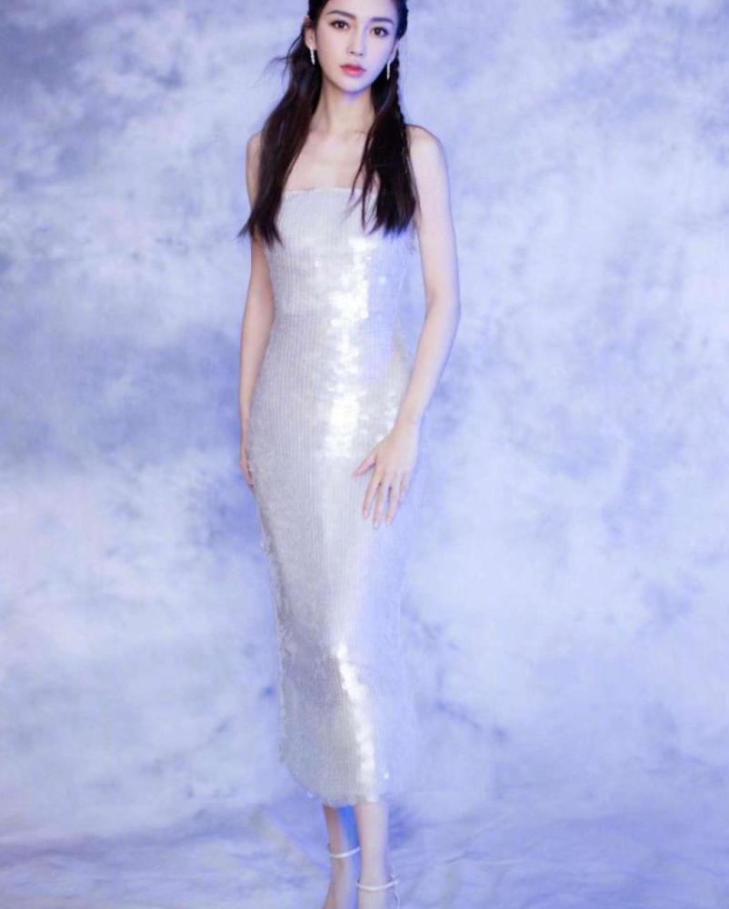 迪丽热巴身穿闪亮的人鱼仙女裙,优雅华贵,尽显曼妙身姿,小提裙摆端庄