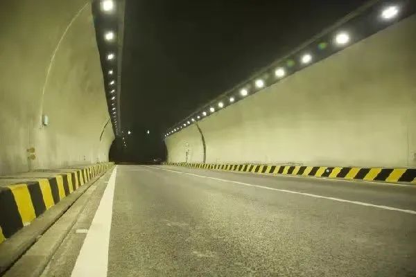 速转雪峰山隧道恢复通行隧道内如何安全行车快收好这份行车指南