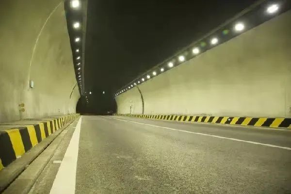 差等特点高速公路隧道存在空间相对狭小经常驾车通行高速的朋友都知道