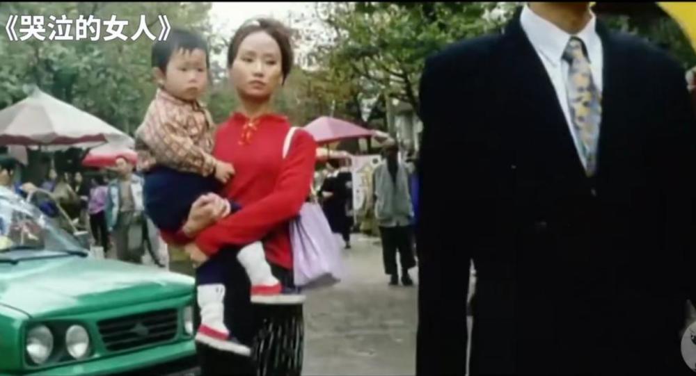 《哭泣的女人》:妻子为丈夫站街卖碟哭丧,现代女性难逃传统束缚