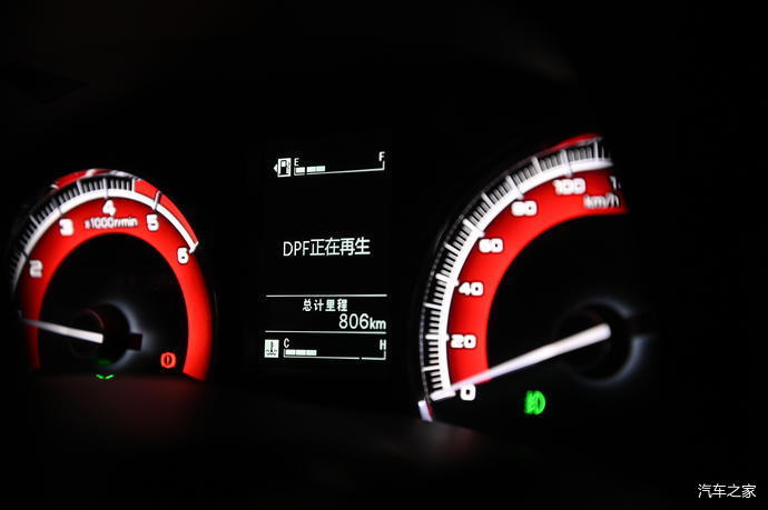 铃拓的仪表盘在夜晚还是很漂亮的,不输全液晶仪表,数字仪表和机械指针