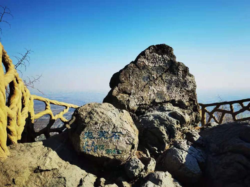 冬游北京西山国家森林公园,快活林中悠闲漫步,鬼笑石旁远看京城