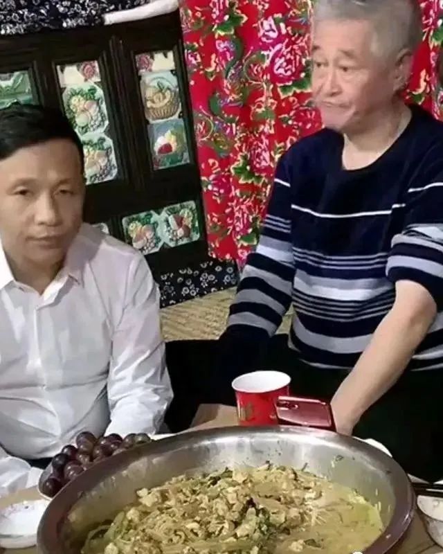 63岁赵本山一家直播吃饭!宋小宝也来蹭饭,"东北大乱炖