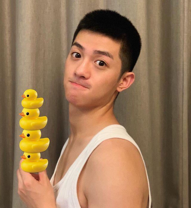 浓眉大眼的鲜肉帅哥呆萌又可爱