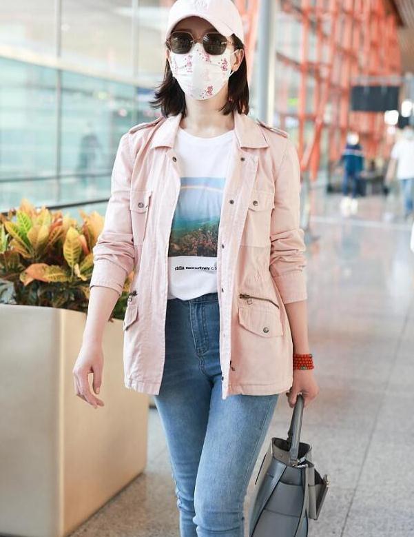 44岁陈数素颜走机场,穿粉色外套搭牛仔裤时髦气质,美的很高级