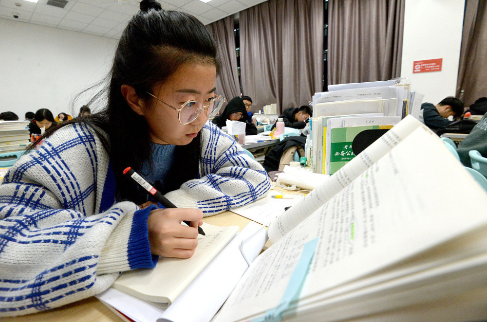 河北邯郸:考试将临 学生挑灯夜读"研阵"已待