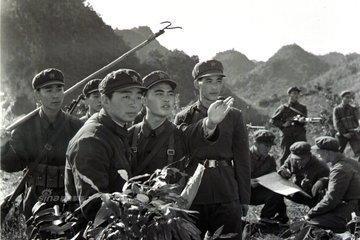 老山战役,他躲草丛"方便",听到脚步声,立马回报没想到解救了一个连