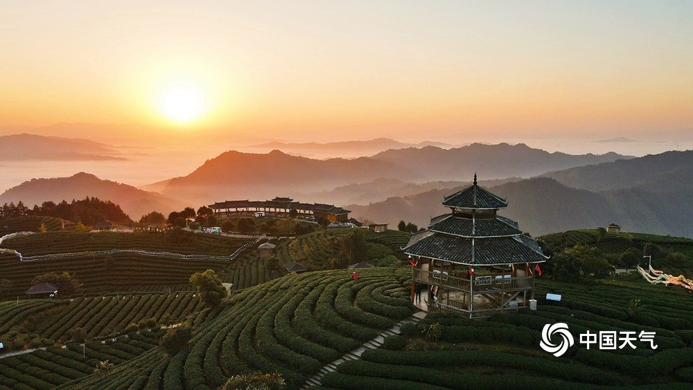 图为11月12日,广西柳州三江侗族自治县布央仙人山景区云海日出.