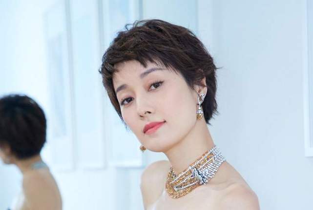求这位女演员换个发型吧!顶着一头