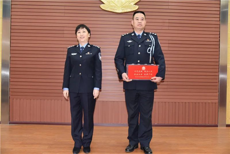 一级警督警衔授予杨国军同志二级警督警衔授予刘馨镁同志三级警督警衔