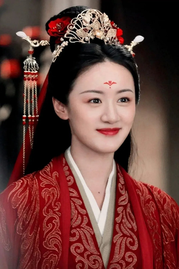 女星古装红衣造型,彭小苒让人难忘,袁冰妍温柔,白鹿很