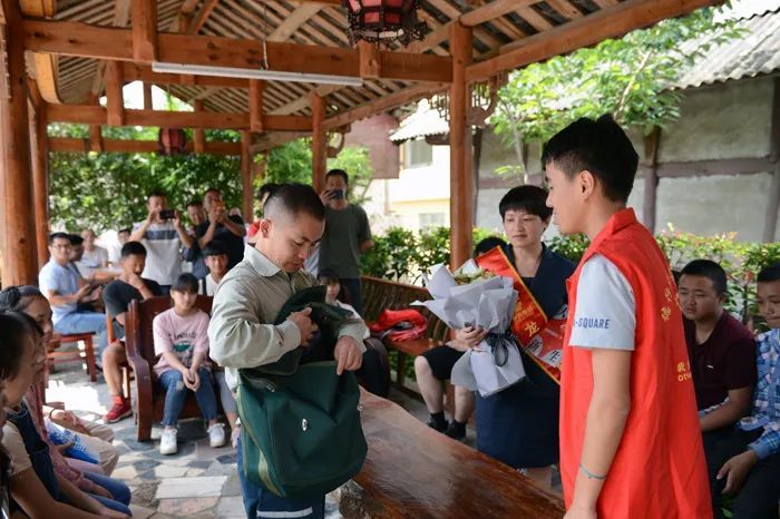 莫富元给清华大学录取的覃天飞同学送通知书去年年底,在一次去谷脚