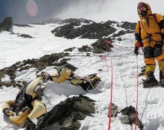 珠穆朗玛峰上的尸体变成了"警示牌",为什么还有人执意