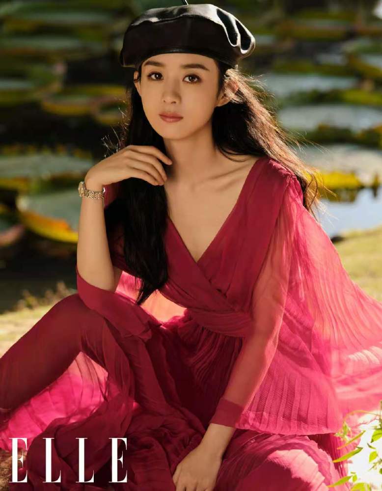 娱乐圈顶流女星赵丽颖,郑爽撞档开年首封?谁的气质更佳?
