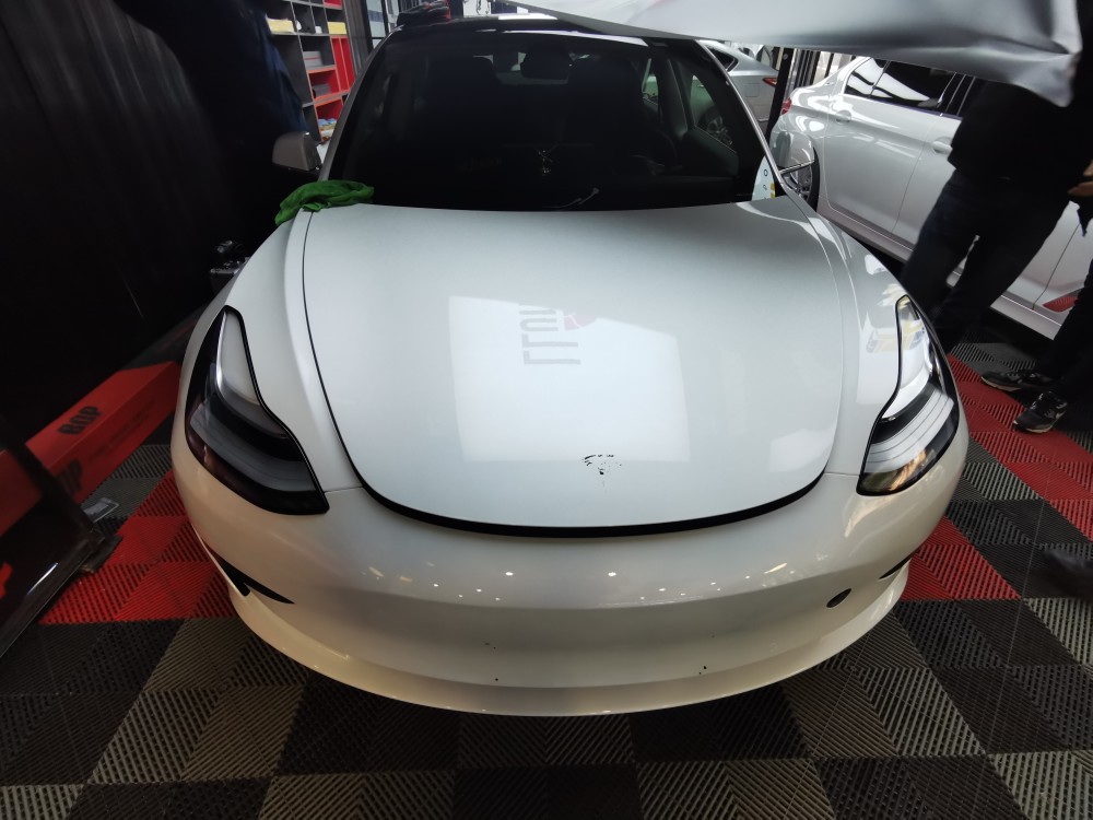 白色特斯拉model3改色电光金属太空灰