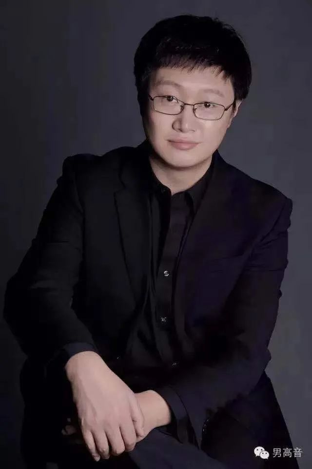 张文巍2009年选入德国法兰克福歌剧院青年歌剧中心工作学习,2011年
