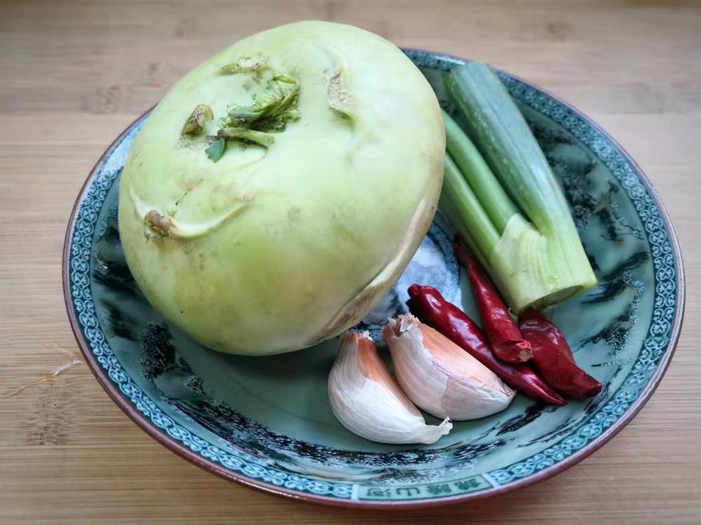 2,扯莲清洗干净,用刀去掉外皮,再把两头削去.