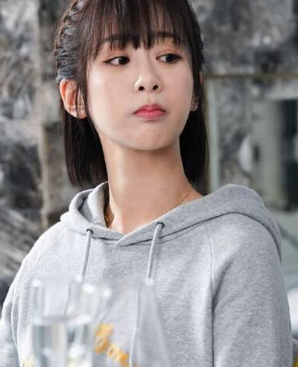 周冬雨,杨紫都迷上了仙女风编发,原来短发也可以变得仙气飘飘
