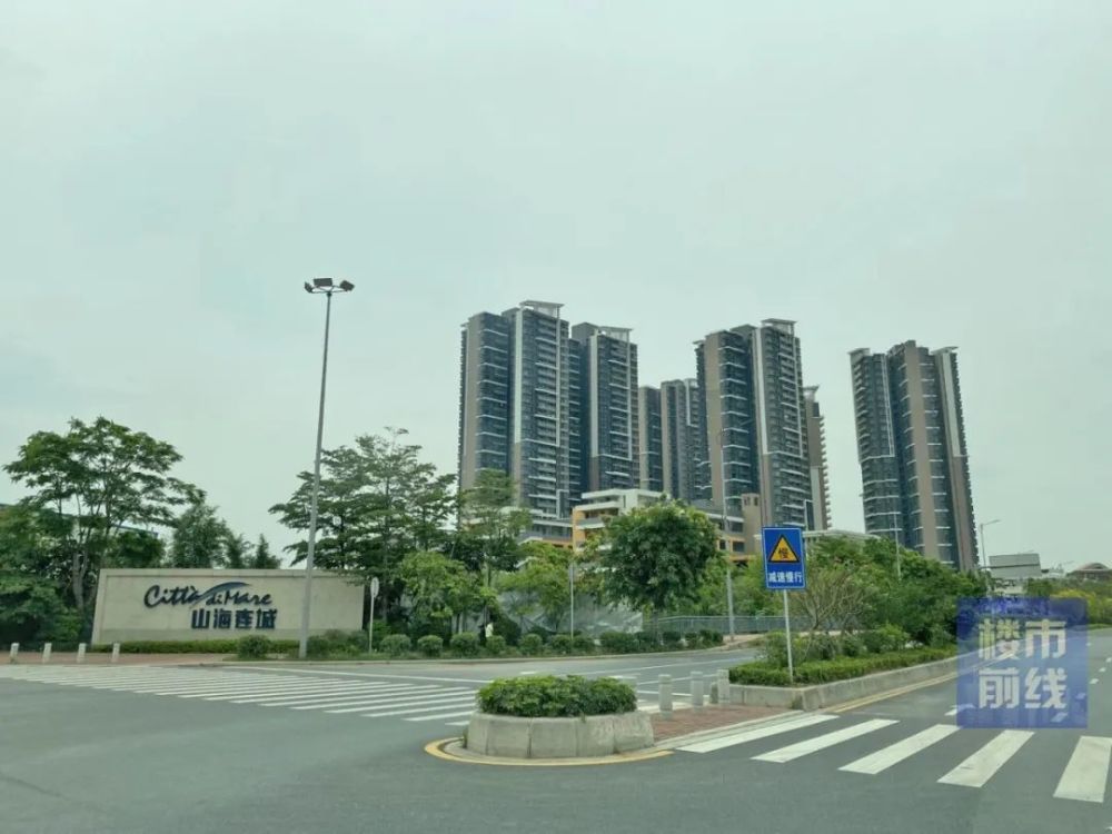 车站周边近年来已开发了奥园莲峰圣境,凯德山海连城,智联汽车小镇等