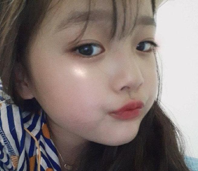 韩国最火表情包女孩长大了妆容精致配大旁分发才6岁太显成熟