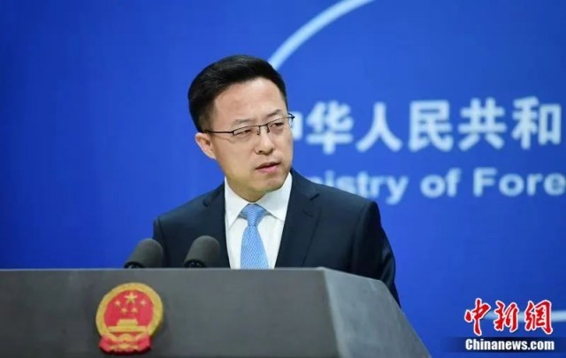 赵立坚将人民币与美元作比较:美元上除了英语有其他语言吗?