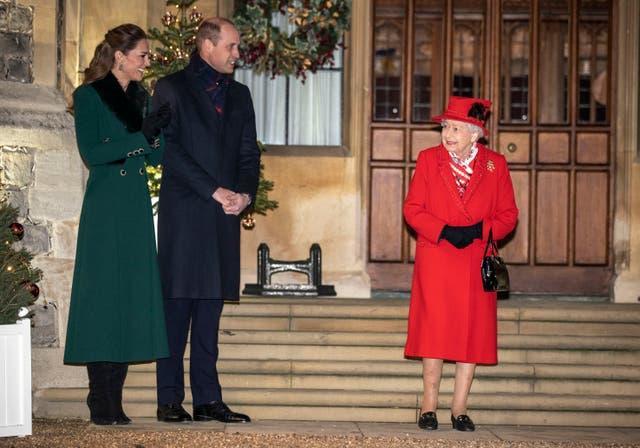 凯特威廉结束访问赶赴与祖母团聚,英女王精神十足迎孙儿孙媳妇