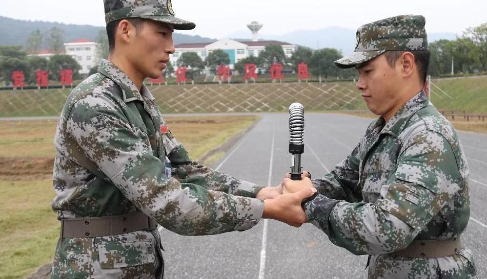 入伍后第一次手榴弹投掷就达到  他帮助战友们增强核心力量并讲解正确