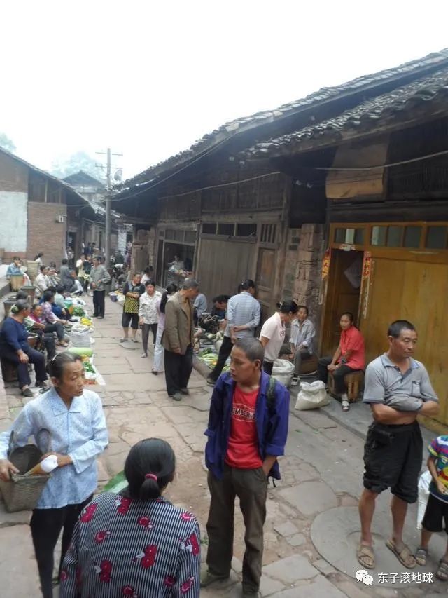 在镇上吃了早饭 抓紧时间 继续上路 离荞垻古镇不远 便是马边县与屏山