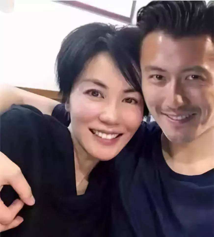 王菲被曝和李威龙结婚?正牌男友谢霆锋方首度正面回应