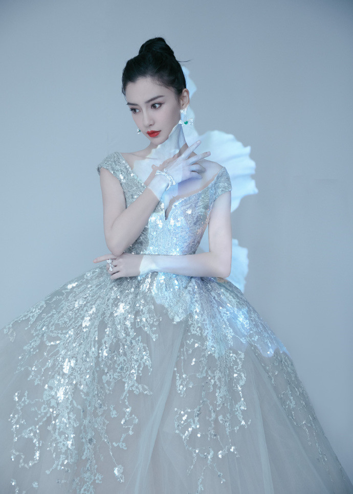 杨颖穿公主裙,当镜头照到她的胳肢窝,才意识到她已经31岁了