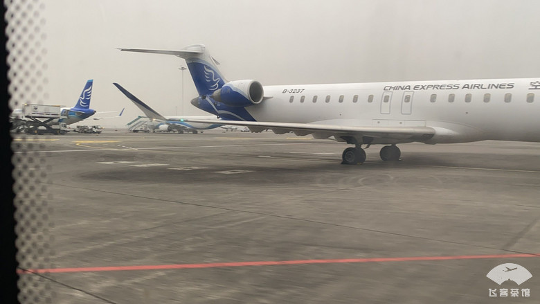 第一架中国商飞arj21700飞机首航当天大家都抢着拍照