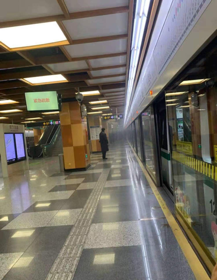 12号线南京西路站被站外烟雾"侵入",列车实施不停靠车站措施!