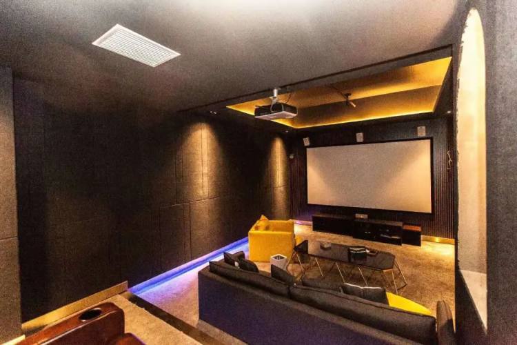 2 在这里可以大声讨论剧情 用最舒服的姿势看电影 在捕时私人影咖