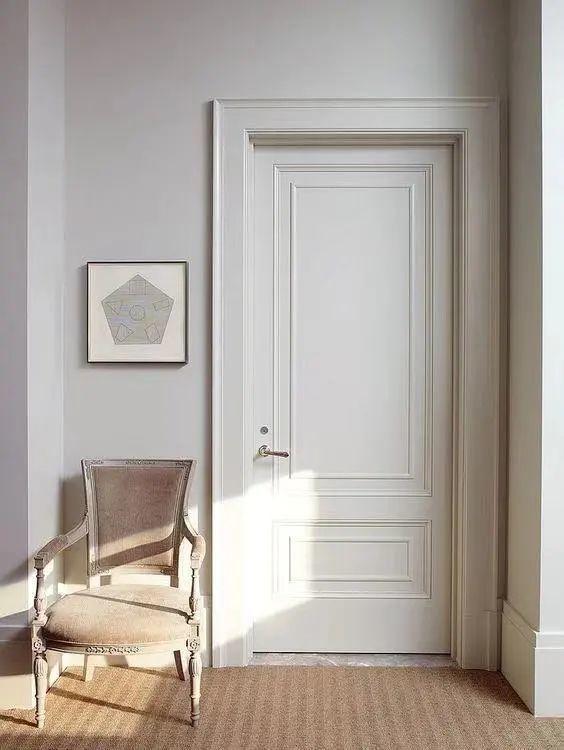 白墙白门,大地色的家具和地,法国人喜欢的配色 白色厨房