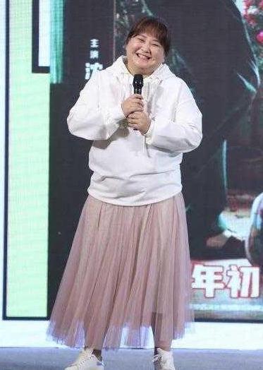 贾玲体重失控了?穿连帽卫衣配纱裙显小肚子,180斤身材