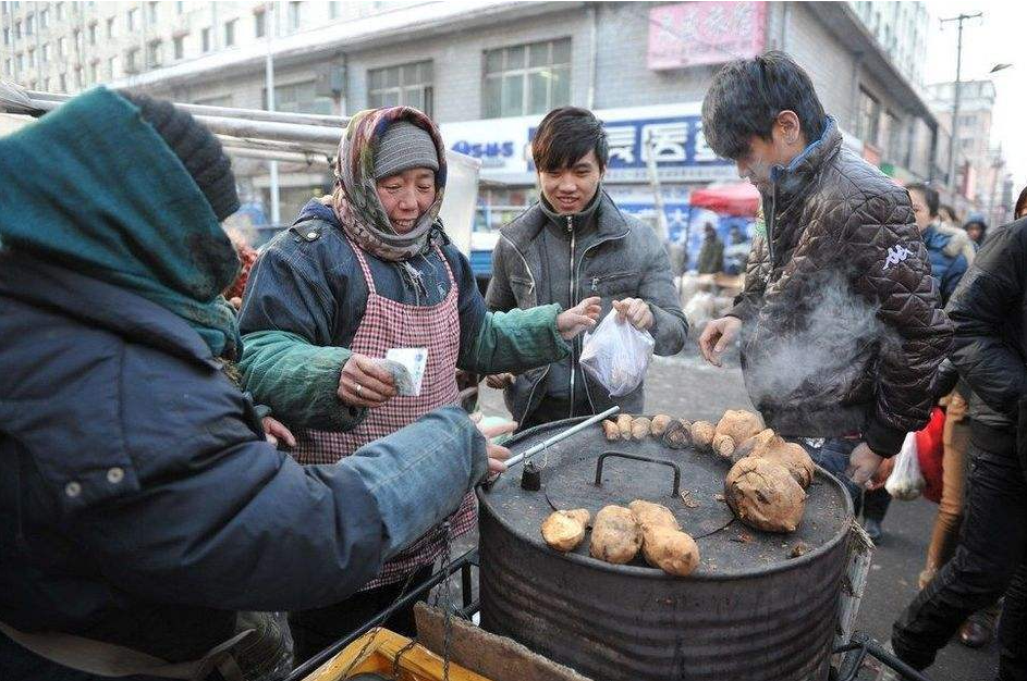 现在市区不让用煤炭,烤红薯摊都改用液化气,成本比以往用炭高一些,但