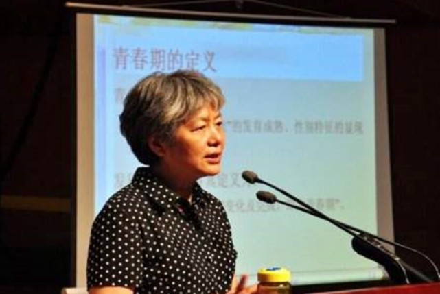 李玫瑾的讲座各地开,女儿却