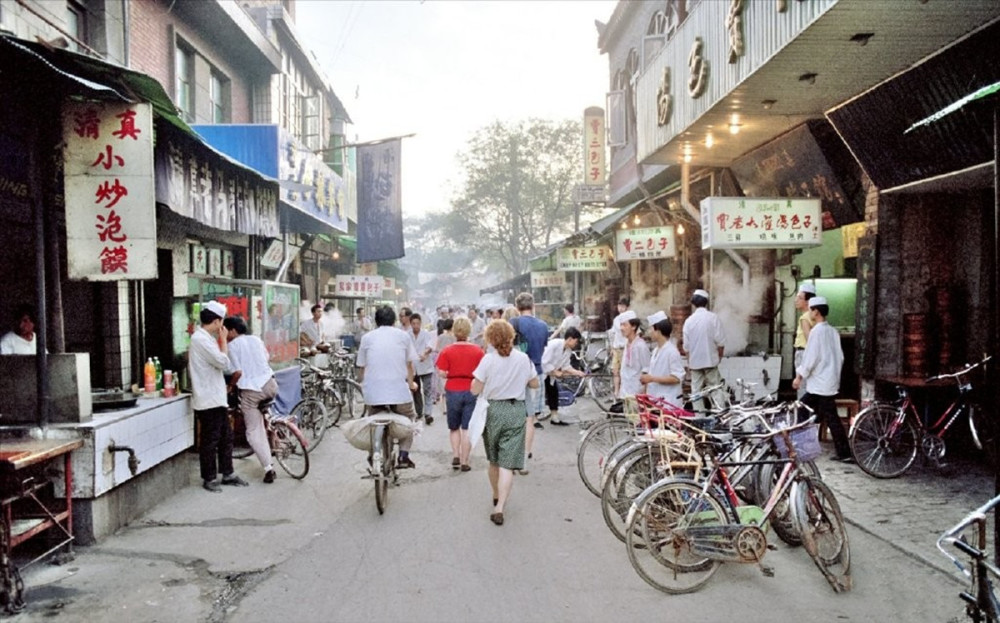 90年代的西安鼓楼地下回民街街景,这条街是西安著名的美食文化街区和