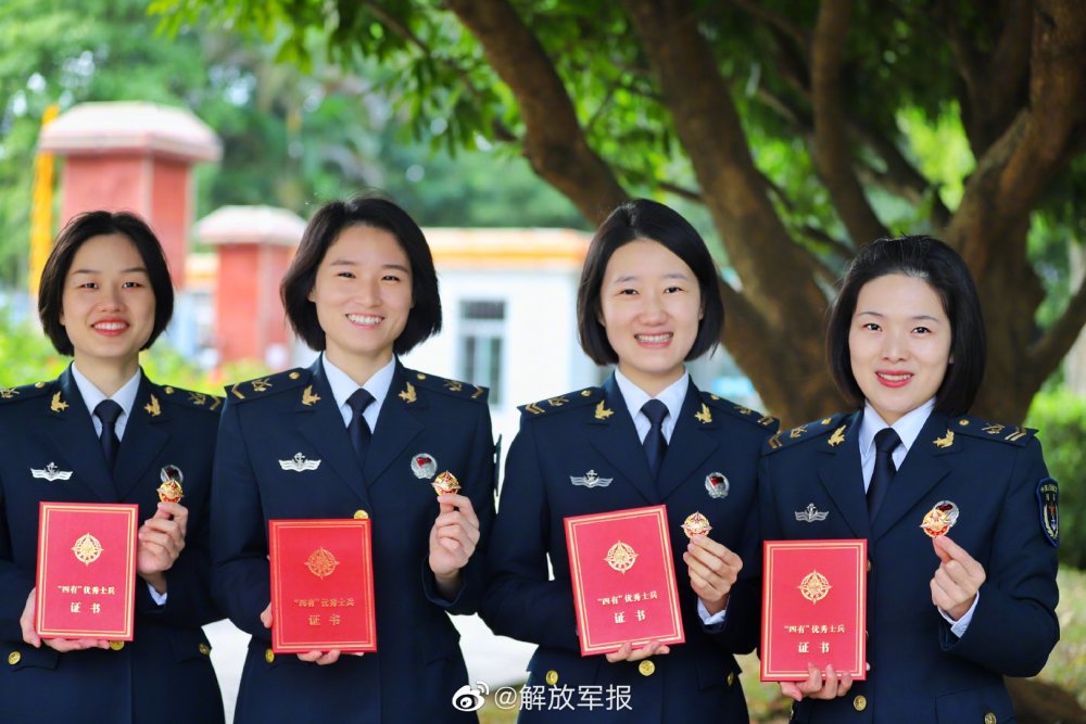 通讯女兵荣获"四有"奖章,一起感受这满屏喜悦!