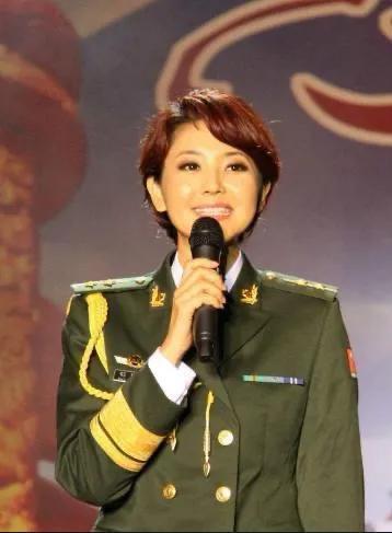 央视主持人方琼:15岁丧父,嫁大8岁领导,挚爱离世成一生的痛