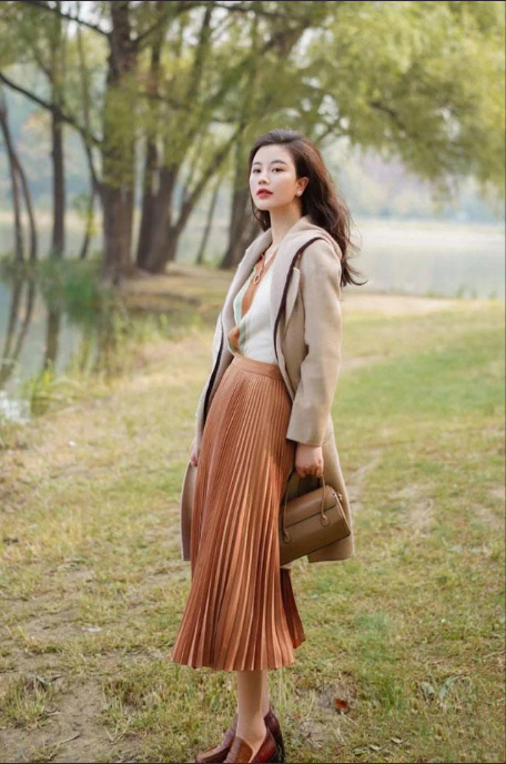 温柔优雅的女人,初冬可以尝试这4种柔美知性的裙装,女人味十足