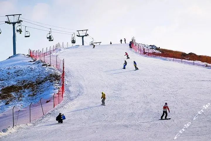 天泰滑雪场位于即墨区温泉旅游度假区,这里有温泉酒店,高尔夫球场等