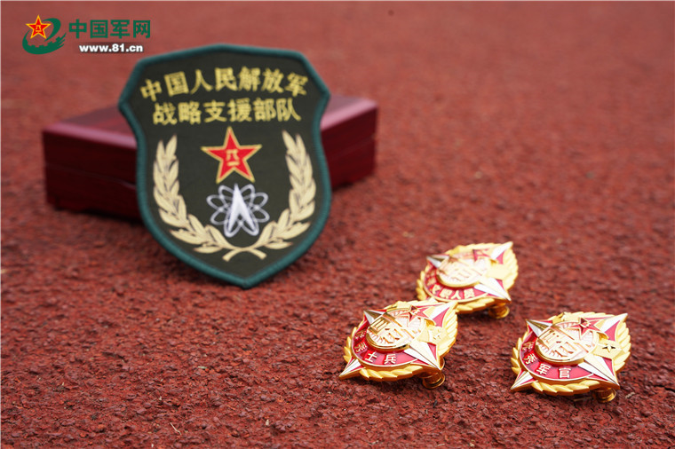 "四有"优秀个人奖章,是全军首次颁发的新奖章.