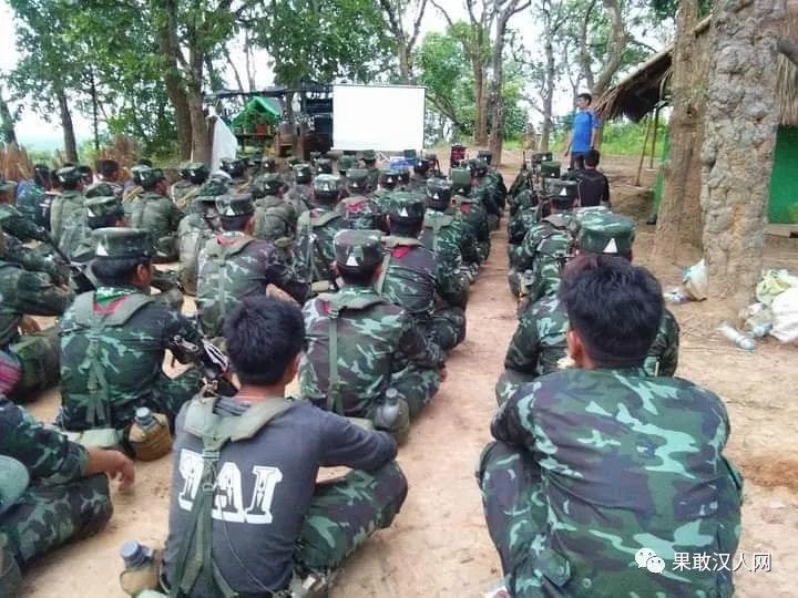 南掸邦军在丛林里看电影 部分士兵在战壕睡觉
